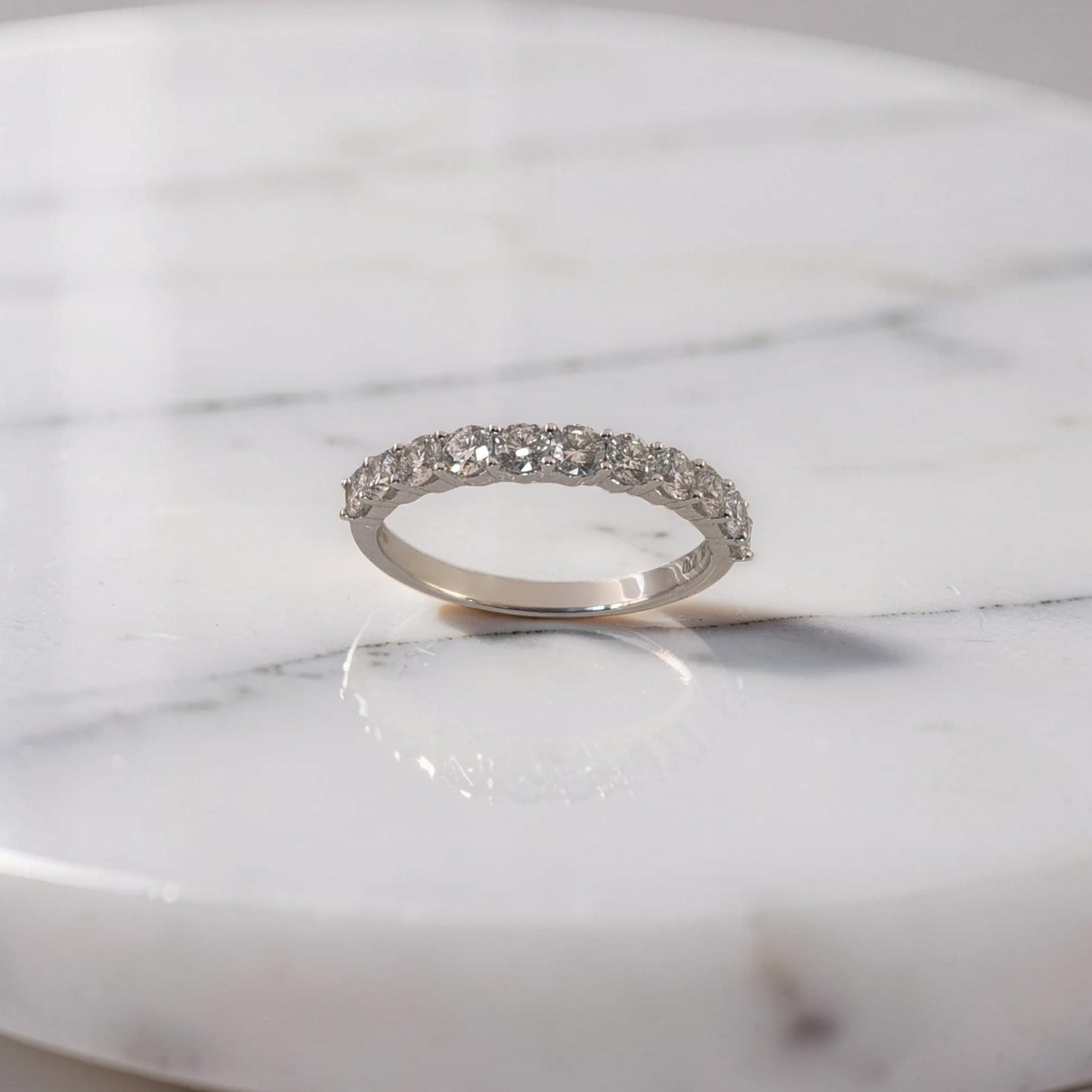 anello veretta in oro bianco 18kt di meteore gioielli con 11 diamanti naturali taglio brillante, che ricoprono la metà della superfice dell'anello.