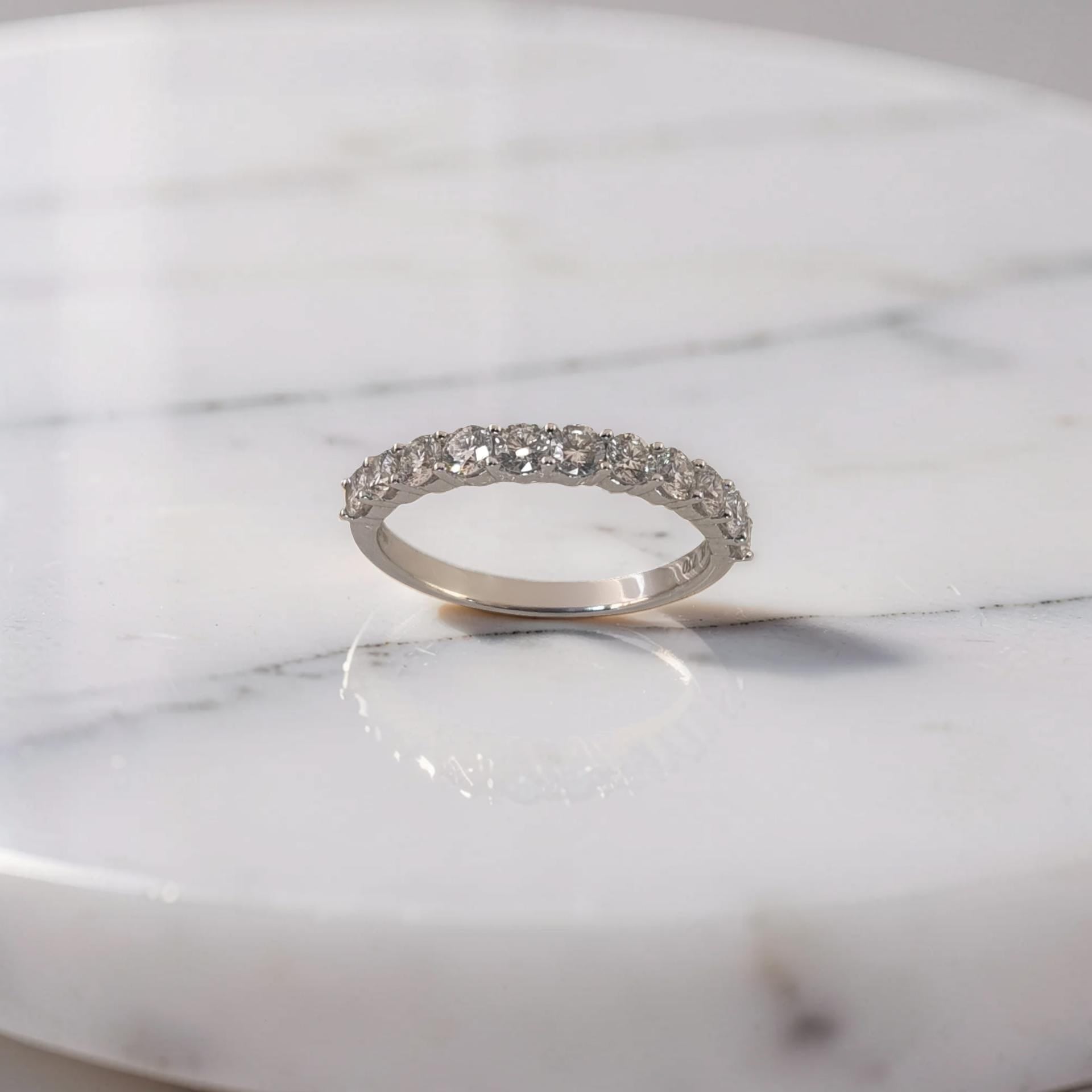 Anello veretta in oro bianco 18kt di Meteore Gioielli con 11 Diamanti naturali taglio brillante, che ricoprono la metà della superfice dell'anello.