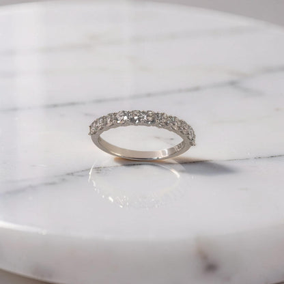 Anello veretta in oro bianco 18kt di Meteore Gioielli con 11 Diamanti naturali taglio brillante, che ricoprono la metà della superfice dell'anello.