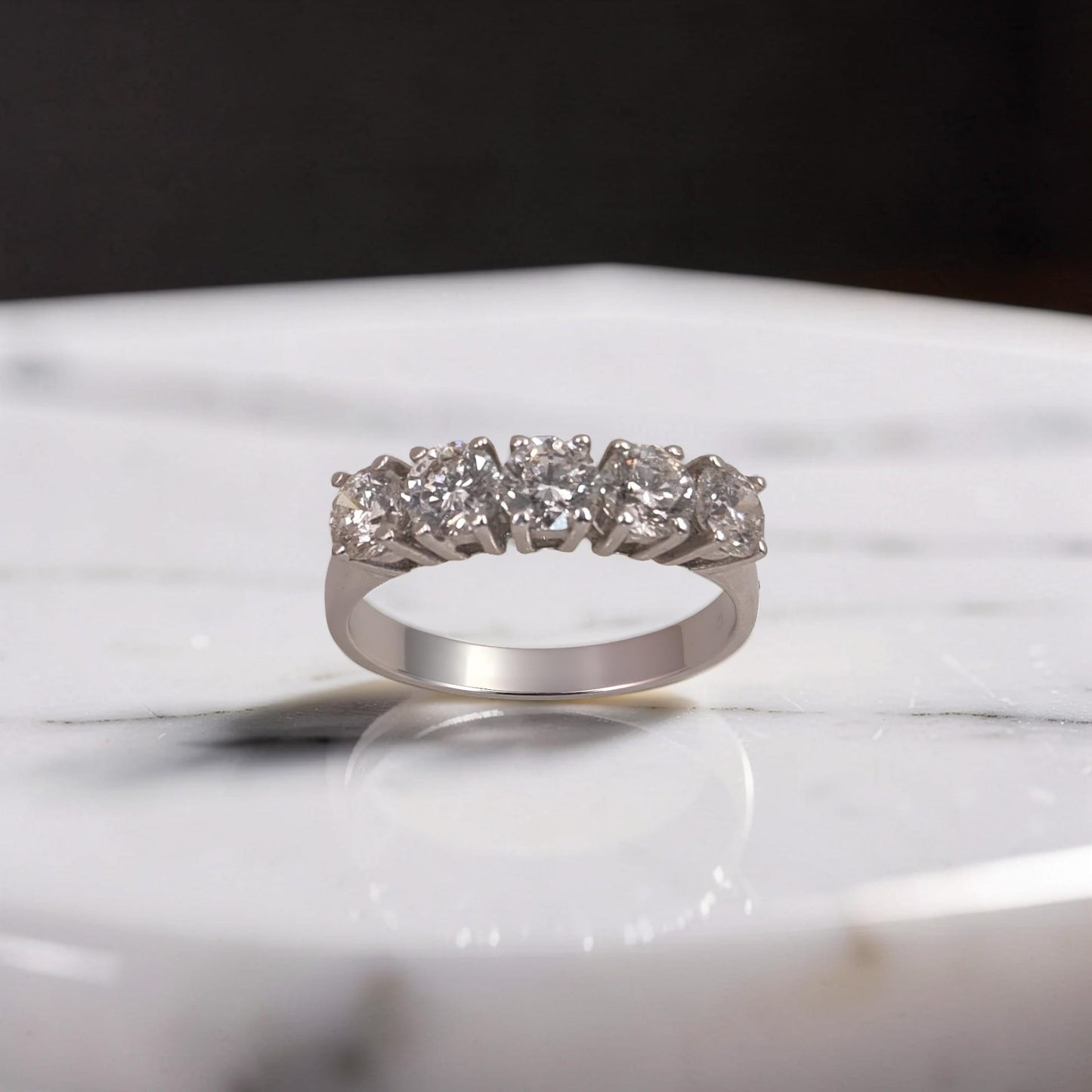 lussuoso anello veretta in oro bianco 18 kt co 5 diamanti di carati totali 1.53 f vs realizzato da meteore gioielli