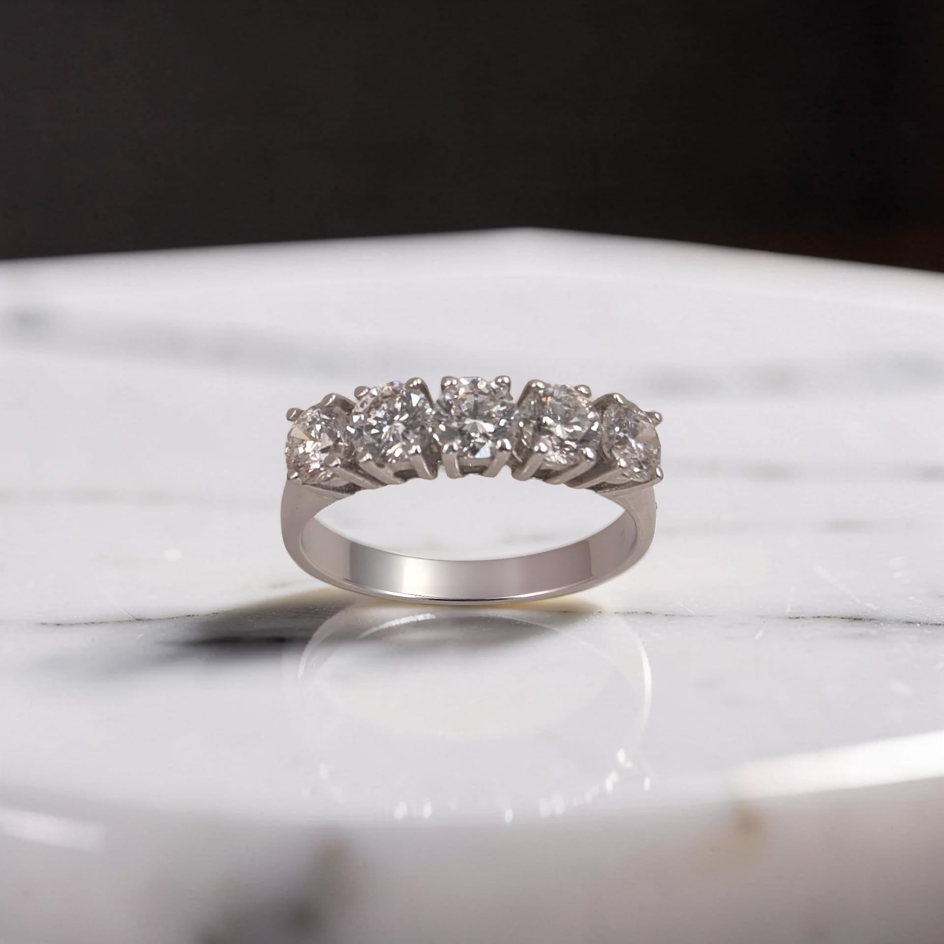 Lussuoso anello veretta in oro bianco 18 Kt co 5 Diamanti di carati totali 1.53 F VS realizzato da Meteore Gioielli