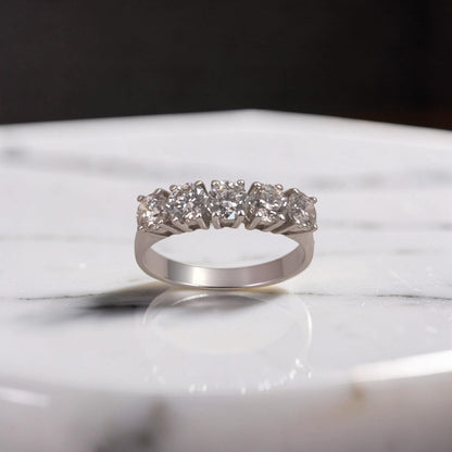 Lussuoso anello veretta in oro bianco 18 Kt co 5 Diamanti di carati totali 1.53 F VS realizzato da Meteore Gioielli