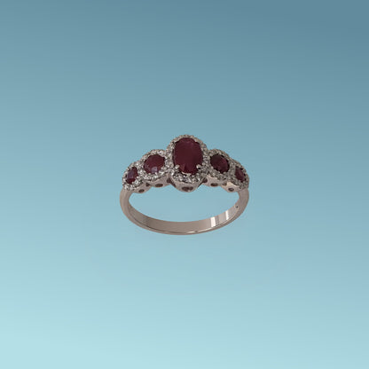 Anello con rubini in oro bianco 18kt di meteore Gioielli, tipo veretta a scalare. Ha un rubino centrale ct 0.74 e ai lati 4 rubini taglio brillante a scalare per un totale di ct 0.49 e diamanti naturali,  taglio brillante per un totale di 0.27 ct