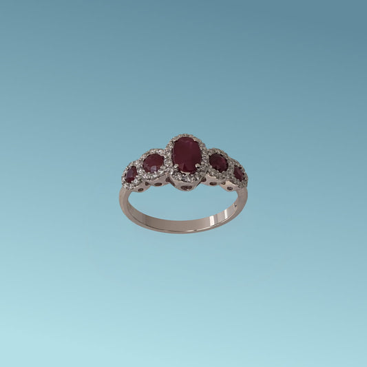 Anello con rubini in oro bianco 18kt di meteore Gioielli, tipo veretta a scalare. Ha un rubino centrale ct 0.74 e ai lati 4 rubini taglio brillante a scalare per un totale di ct 0.49 e diamanti naturali,  taglio brillante per un totale di 0.27 ct