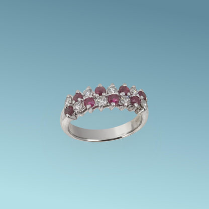 Anello con due file alternando i rubini e diamanti naturali taglio brillante rispettivamente di ct 0.56 e 0.38 G/VS