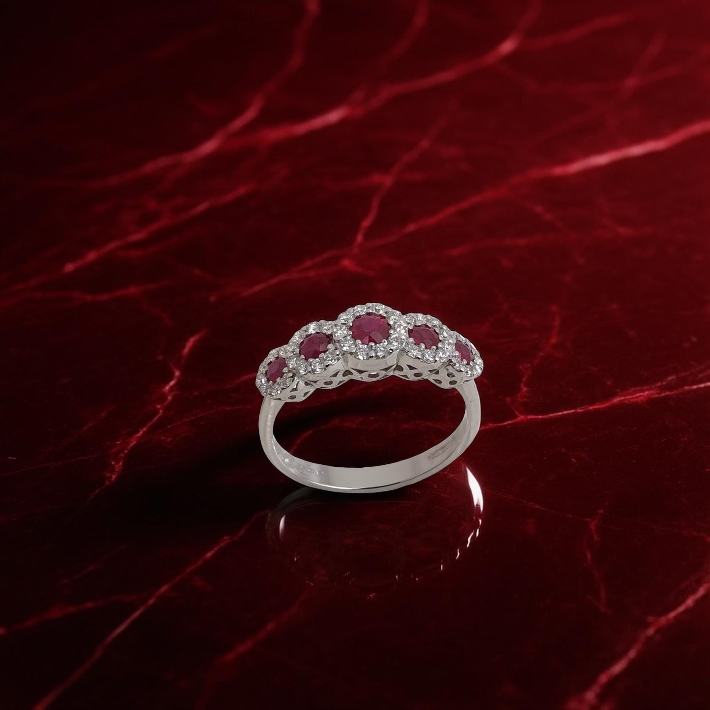 anello in oro bianco 18kt di meteore gioielli con rubini naturali a scalare taglio brillante ct 0.54 e diamanti naturali taglio brillante ct 0.35 g/vs. 