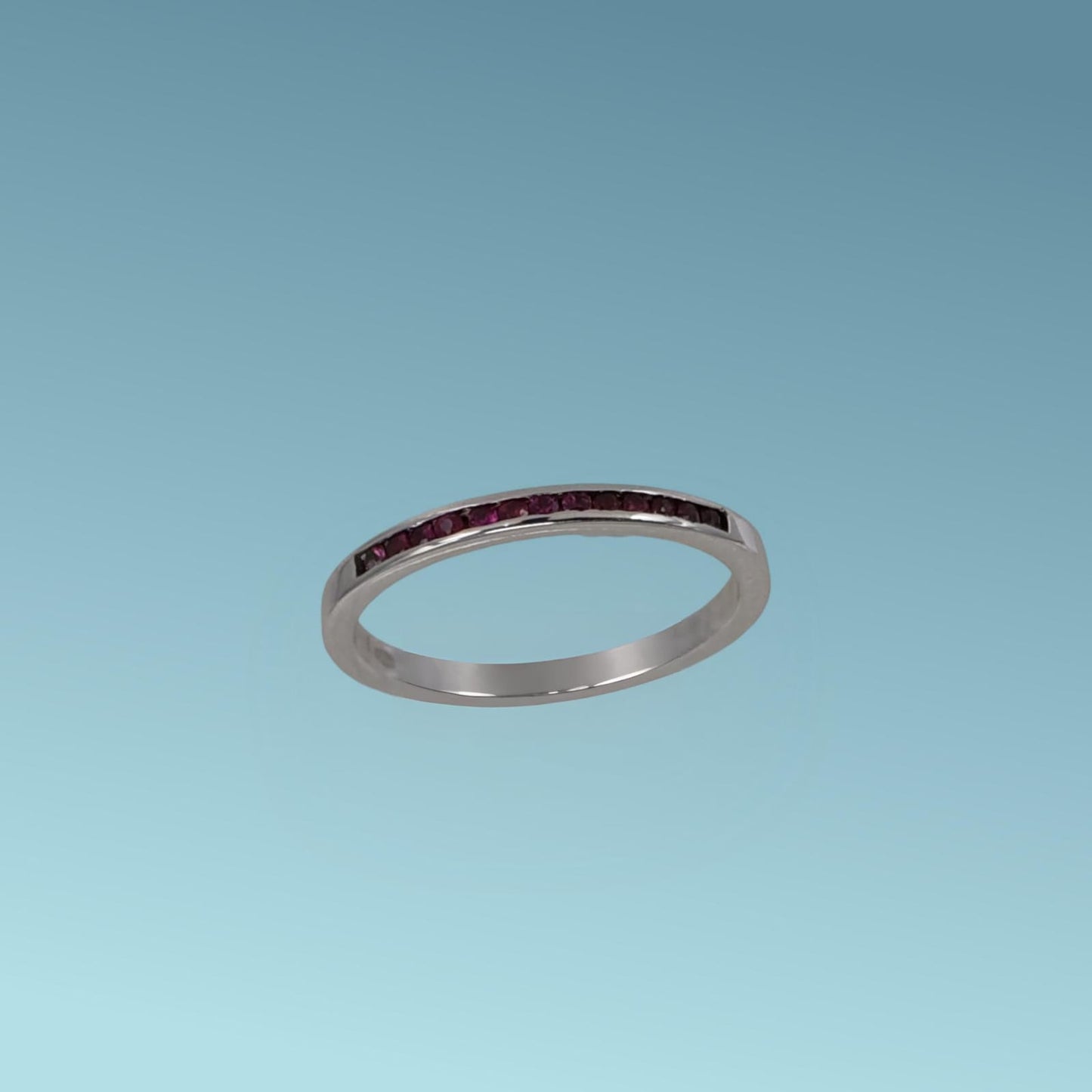 anello veretta in oro bianco 18kt di meteore gioielli con 13 rubini naturali taglio brillante 0.15 ct. incassati su un binario