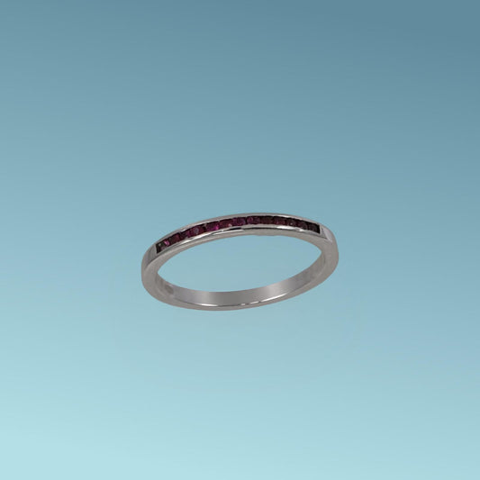 Anello veretta in oro bianco 18kt di Meteore Gioielli con 13 rubini naturali taglio brillante 0.15 ct. incassati su un binario