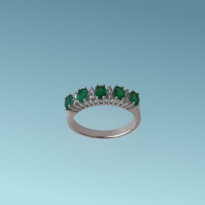 Anello Veretta in oro bianco 18kt di Mirco Visconti con 5 smeraldi naturali taglio ovale per un totale di 0.74 ct. ogni smeraldo è intervallato da due diamanti naturali taglio brillante per un totale di 0.14 ct