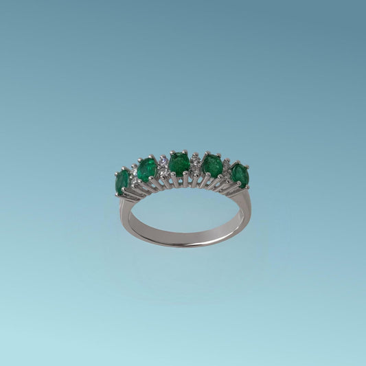 Anello Veretta in oro bianco 18kt di Mirco Visconti con 5 smeraldi naturali taglio ovale per un totale di 0.74 ct. ogni smeraldo è intervallato da due diamanti naturali taglio brillante per un totale di 0.14 ct