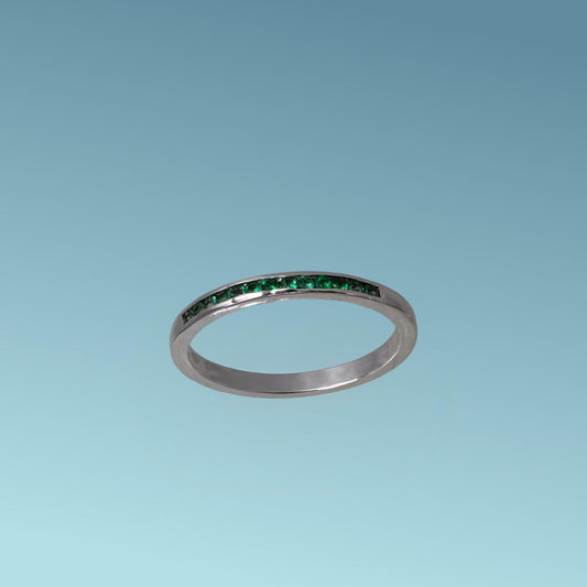 Anello veretta in oro bianco 18kt di Meteore Gioielli con 13 smeraldi taglio brillante  di 0.15 ct. incassati su un binario r