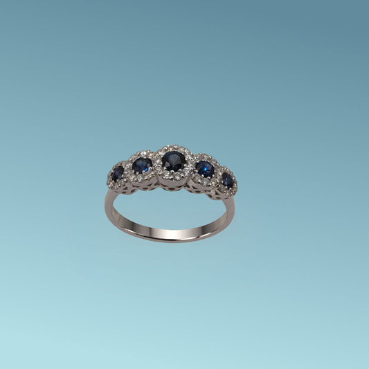 Anello in oro bianco 18kt di Meteore Gioielli presenta 5 Zaffiri naturali taglio brillante per un totale di 0.66 ct circondati da un delicato pavé di diamanti naturali taglio brillante per un totale di 0.32 ct