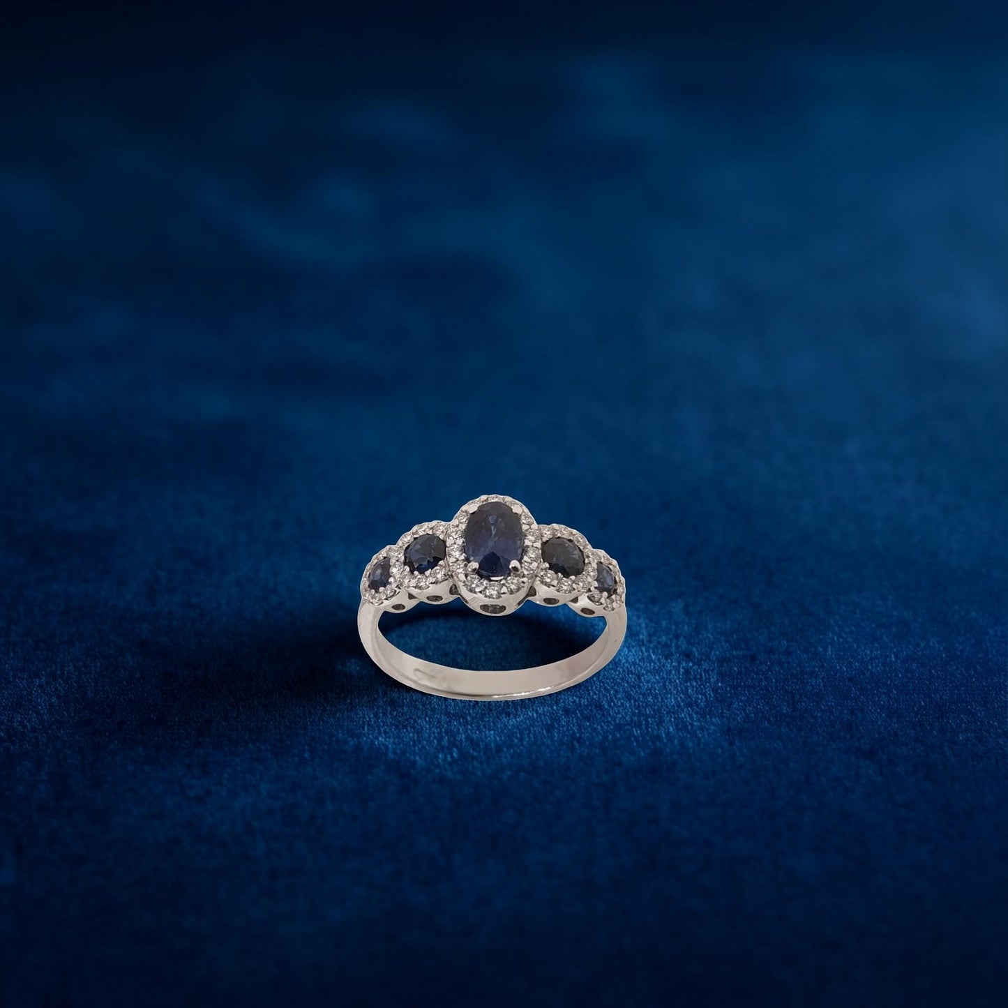 anello in oro biancoo 18kt di meteore gioielli con zaffiri naturali ct 1.33 e diamanti naturali taglio brillante per un totale di 0.33ct.