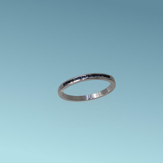 Anello veretta in oro bianco 18kt di Meteore Gioielli con 13 smeraldi taglio brillante di 0.15 ct. incassati a binario