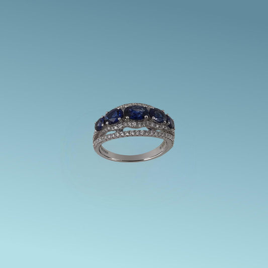 L'Anello con di Meteore Gioielli presenta cinque incantevoli zaffiri di taglio ovale, per un totale di 1.83 ct ognuno delicatamente contornato da un pavé luminoso di diamanti naturali per un totale di 0.60 ct.