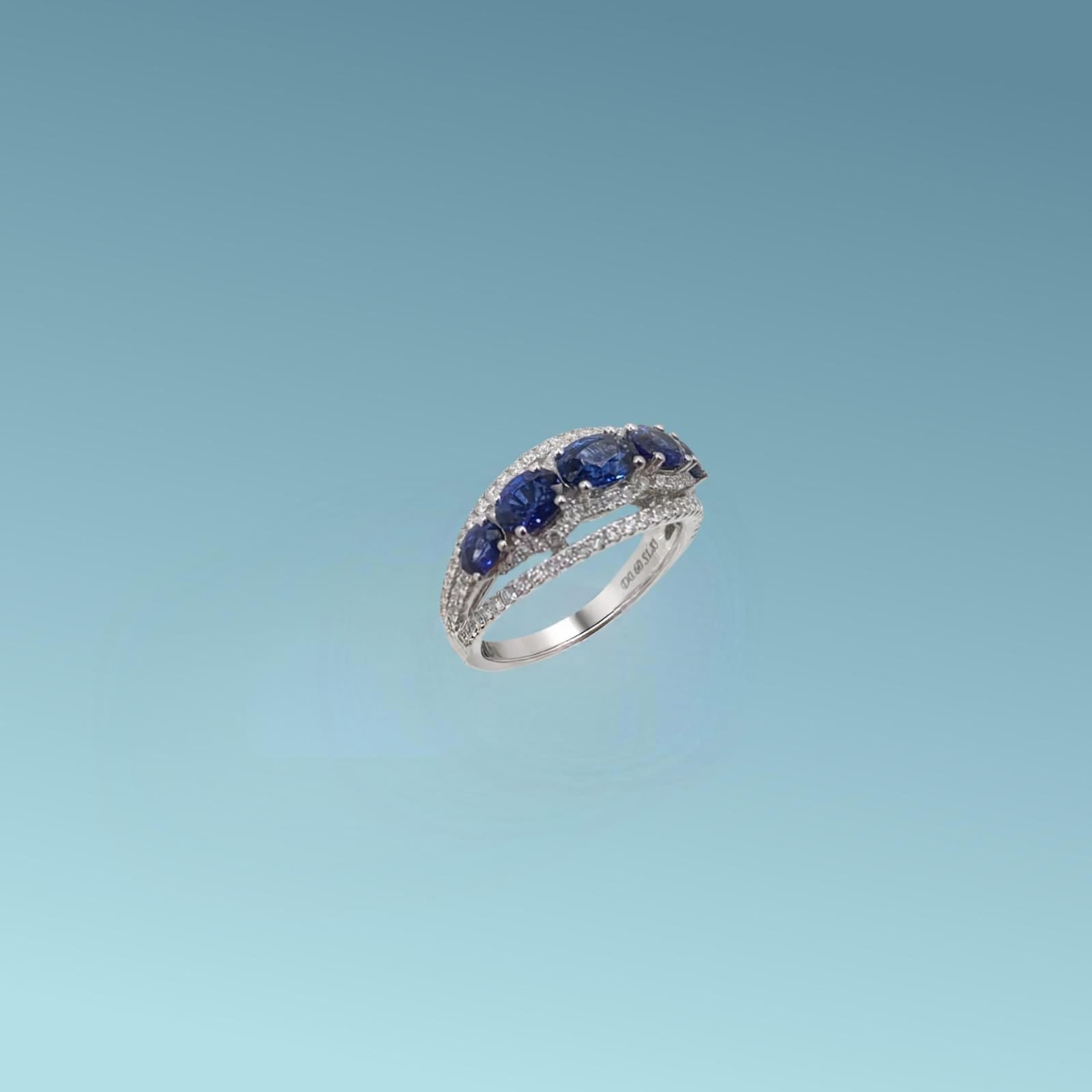 L'Anello con di Meteore Gioielli presenta cinque incantevoli zaffiri di taglio ovale, per un totale di 1.83 ct ognuno delicatamente contornato da un pavé luminoso di diamanti naturali per un totale di 0.60 ct.