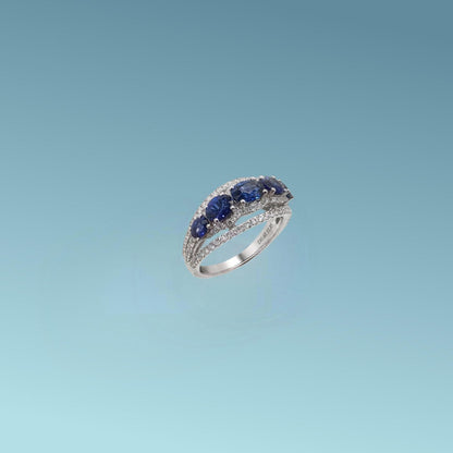 L'Anello con di Meteore Gioielli presenta cinque incantevoli zaffiri di taglio ovale, per un totale di 1.83 ct ognuno delicatamente contornato da un pavé luminoso di diamanti naturali per un totale di 0.60 ct.