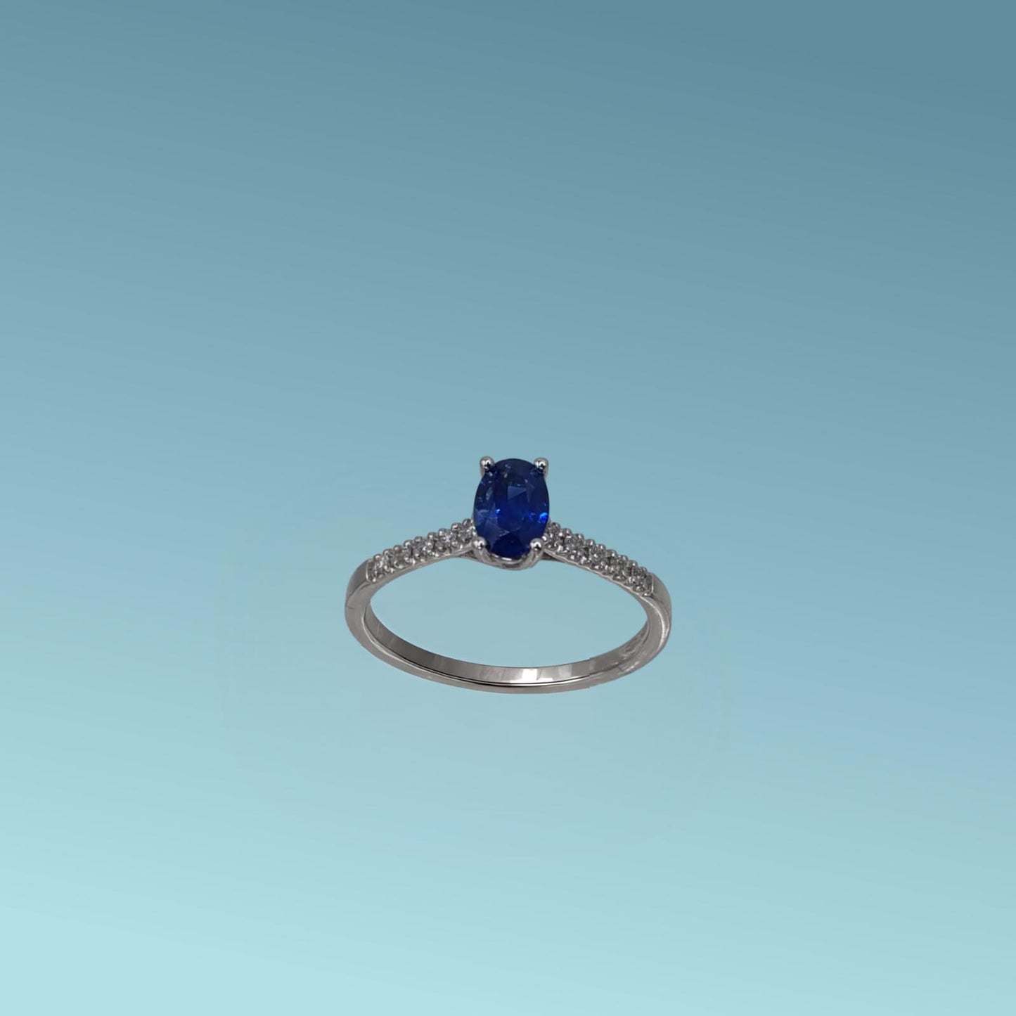 anello in oro bianco 18kt di mirco visconti con zaffiro naturale ct 0.56 taglio ovale e diamanti naturali taglio brillante ct 0.06 g/vs. 