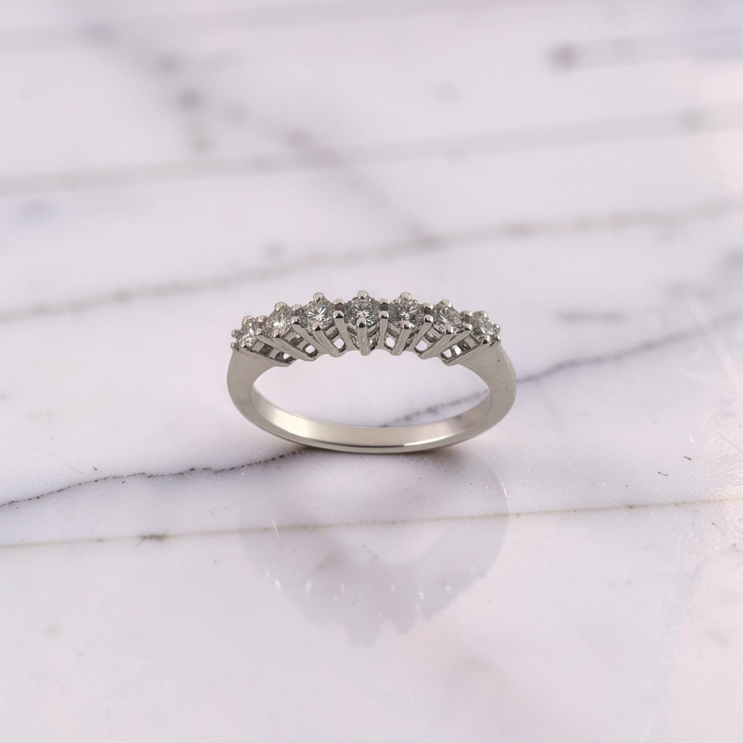 elegante anello veretta in oro bianco 18 kt con sette diamanti  0.35 carati g vs di meteore gioielli