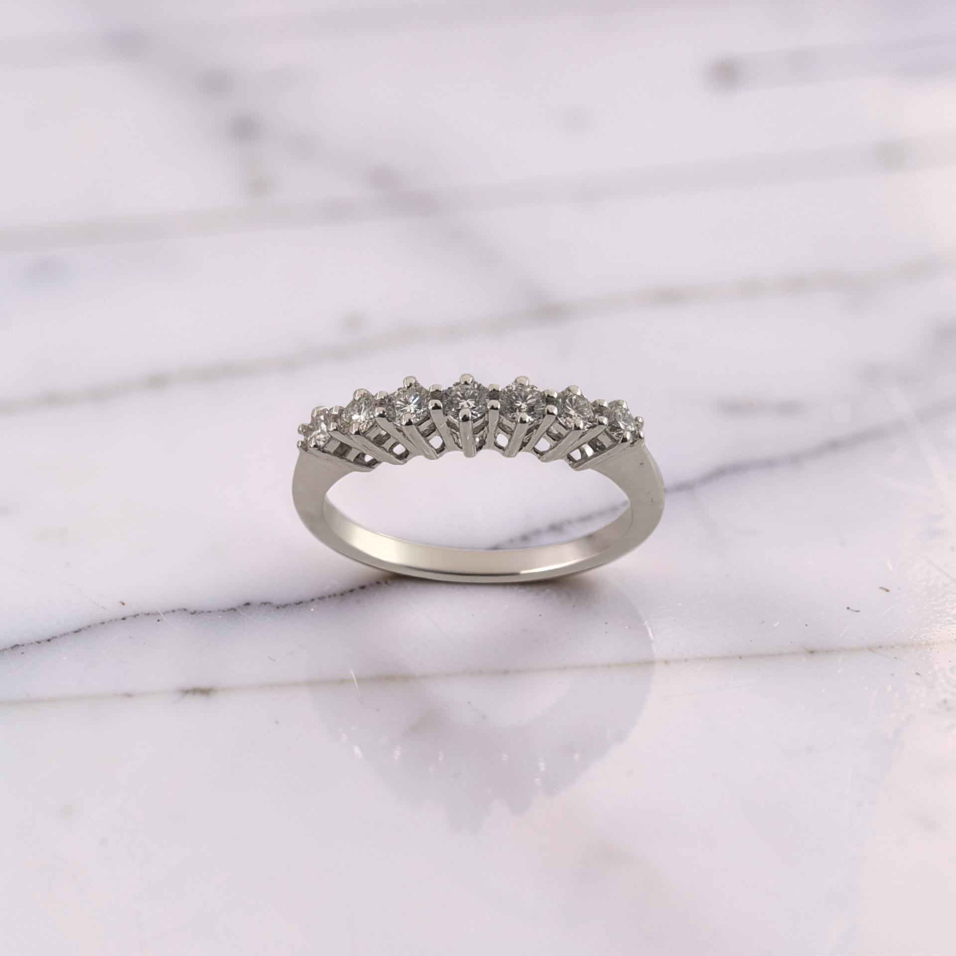 Elegante anello veretta in oro bianco 18 Kt con sette diamanti  0.35 carati G VS di Meteore Gioielli