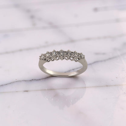 Elegante anello veretta in oro bianco 18 Kt con sette diamanti  0.35 carati G VS di Meteore Gioielli