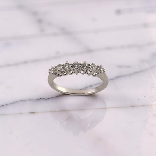 Elegante anello veretta in oro bianco 18 Kt con sette diamanti  0.35 carati G VS di Meteore Gioielli