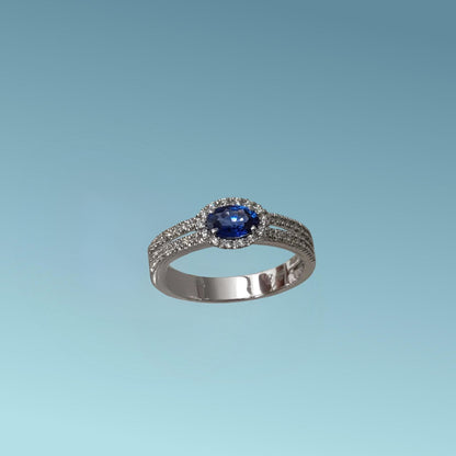 Questo anello di Mirco Visconti Gioielli presenta una doppia fila di diamanti naturali ct 0.15 G/VS presenti sul gambo Zaffiro naturale dal blu intenso ct 0.46