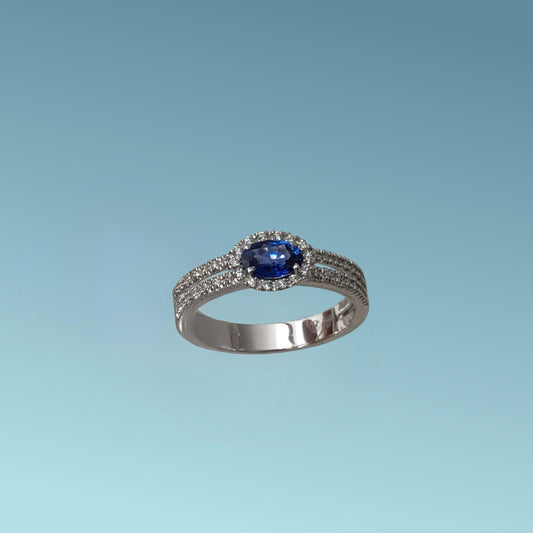 Questo anello di Mirco Visconti Gioielli presenta una doppia fila di diamanti naturali ct 0.15 G/VS presenti sul gambo Zaffiro naturale dal blu intenso ct 0.46