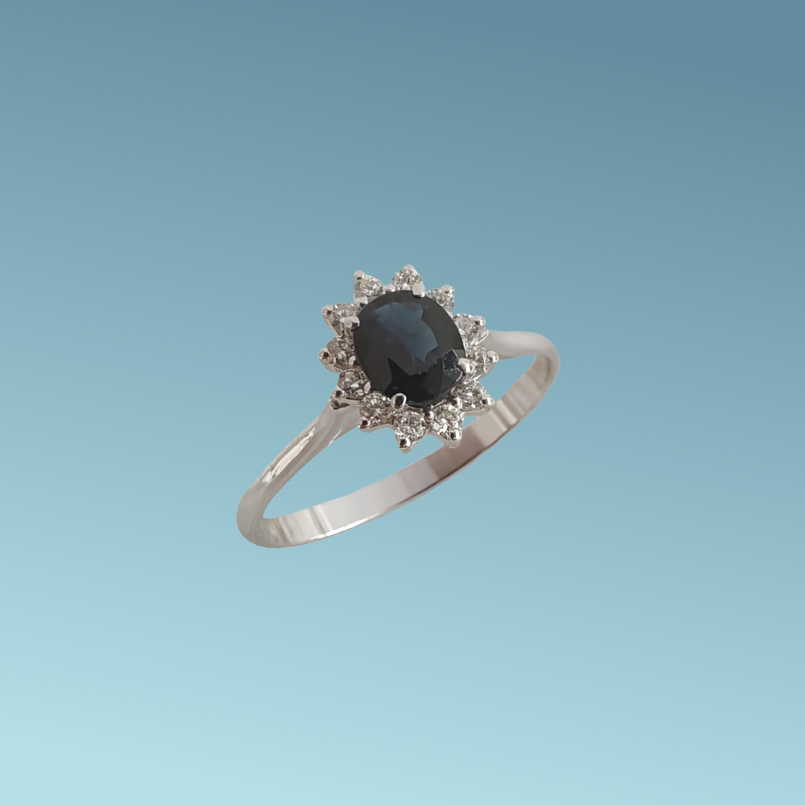 anello di Meteore Gioielli presenta uno zaffiro naturale ct 0.71 posto al centro e contornato da diamanti naturali taglio brillante ct 0.18 G/VS. 