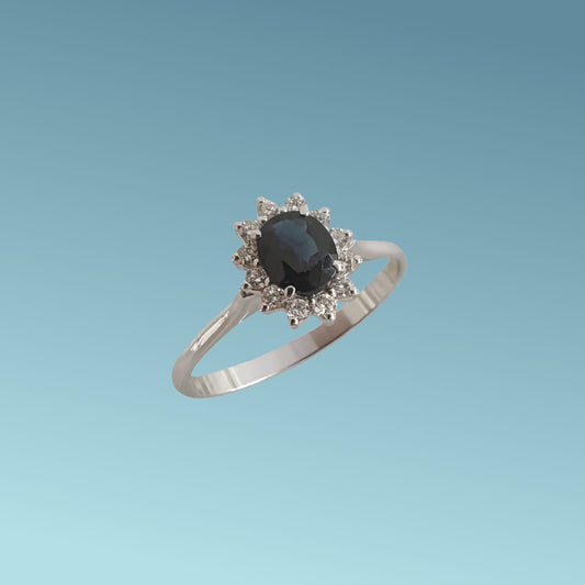 anello di Meteore Gioielli presenta uno zaffiro naturale ct 0.71 posto al centro e contornato da diamanti naturali taglio brillante ct 0.18 G/VS. 