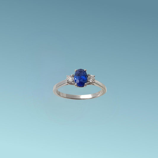 Anello in oro bianco 18kt di Mirco Visconti Gioielli con zaffiro naturale taglio ovale ct 0.68 e due diamanti naturali taglio brillante ct 0.15 G/VS