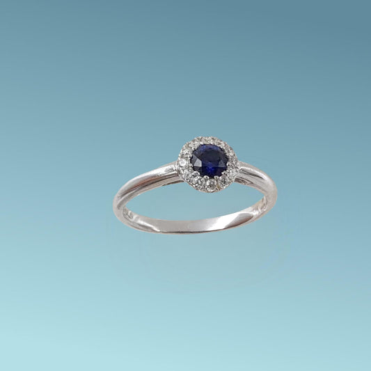 Anello in oro bianco 18kt di Meteore Gioielli con Zaffiro naturale taglio brillante ct 0.29 e coroncina di diamanti naturali taglio brillante ct 0.14 G/VS.