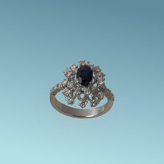 L' Anello di Meteore Gioielli presenta una splendida armonia tra il blu intenso dello zaffiro naturale ct 0.91 posto al centro e la luminosità STELLARE dei diamanti naturali taglio brillante ct 0.72 G/VS. 