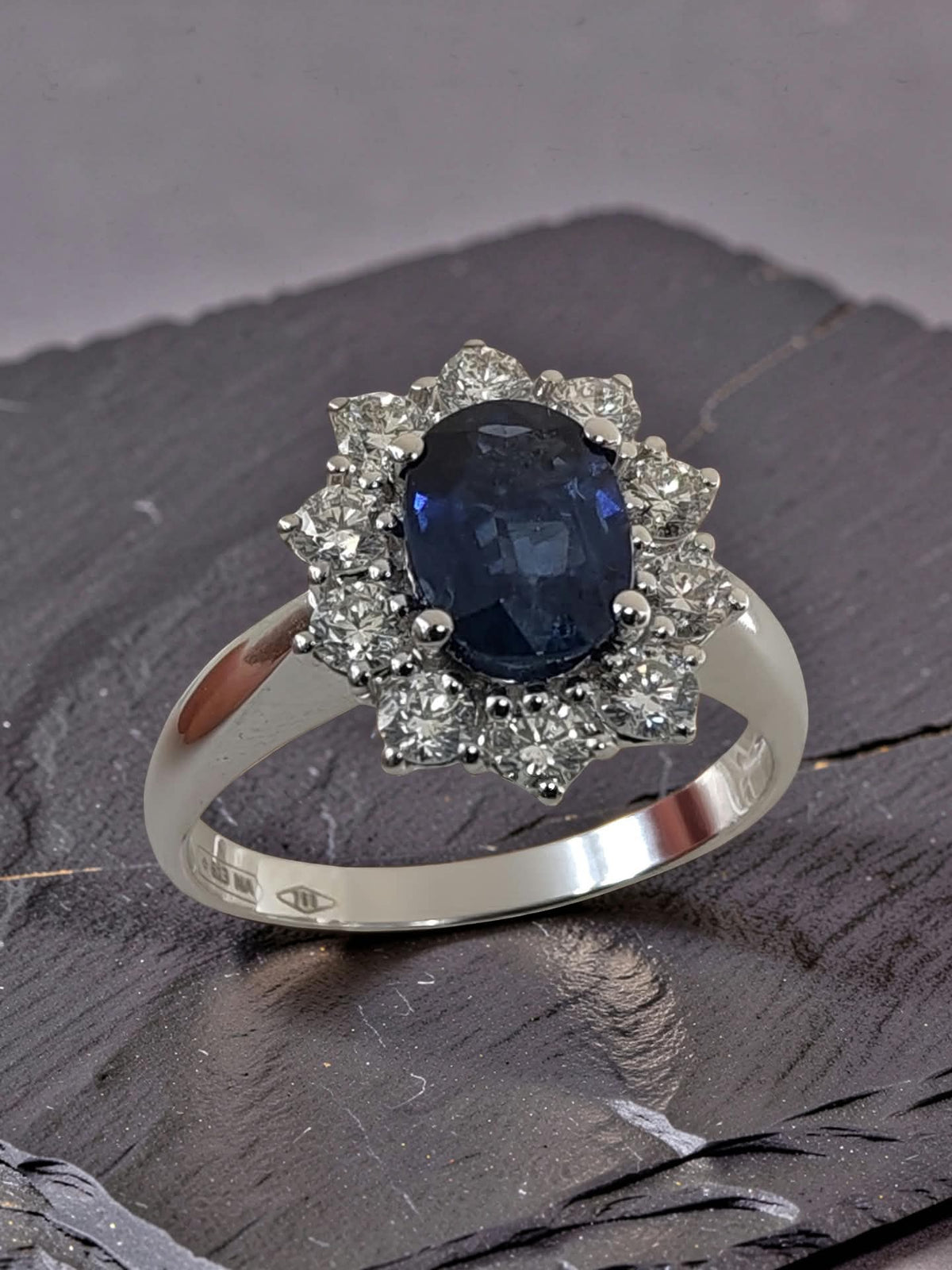Anello halo con zaffiro blu e diamanti in oro bianco 18kt, vista di profilo