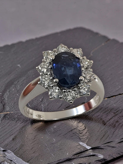 Anello halo con zaffiro blu e diamanti in oro bianco 18kt, vista di profilo