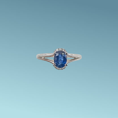 Anello in oro bianco 18kt di Meteore Gioielli con zaffiro naturale taglio ovale ct 1.04 dal blu intenso incassato su un cestello impreziosito da sei piccoli diamanti naturali taglio brillante, per un totale di 0.08 ct, visto da sopra