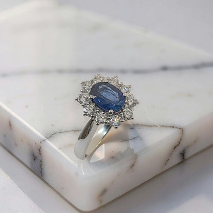 Dettaglio dello zaffiro blu ovale 1,62 ct circondato da 10 diamanti G VS1