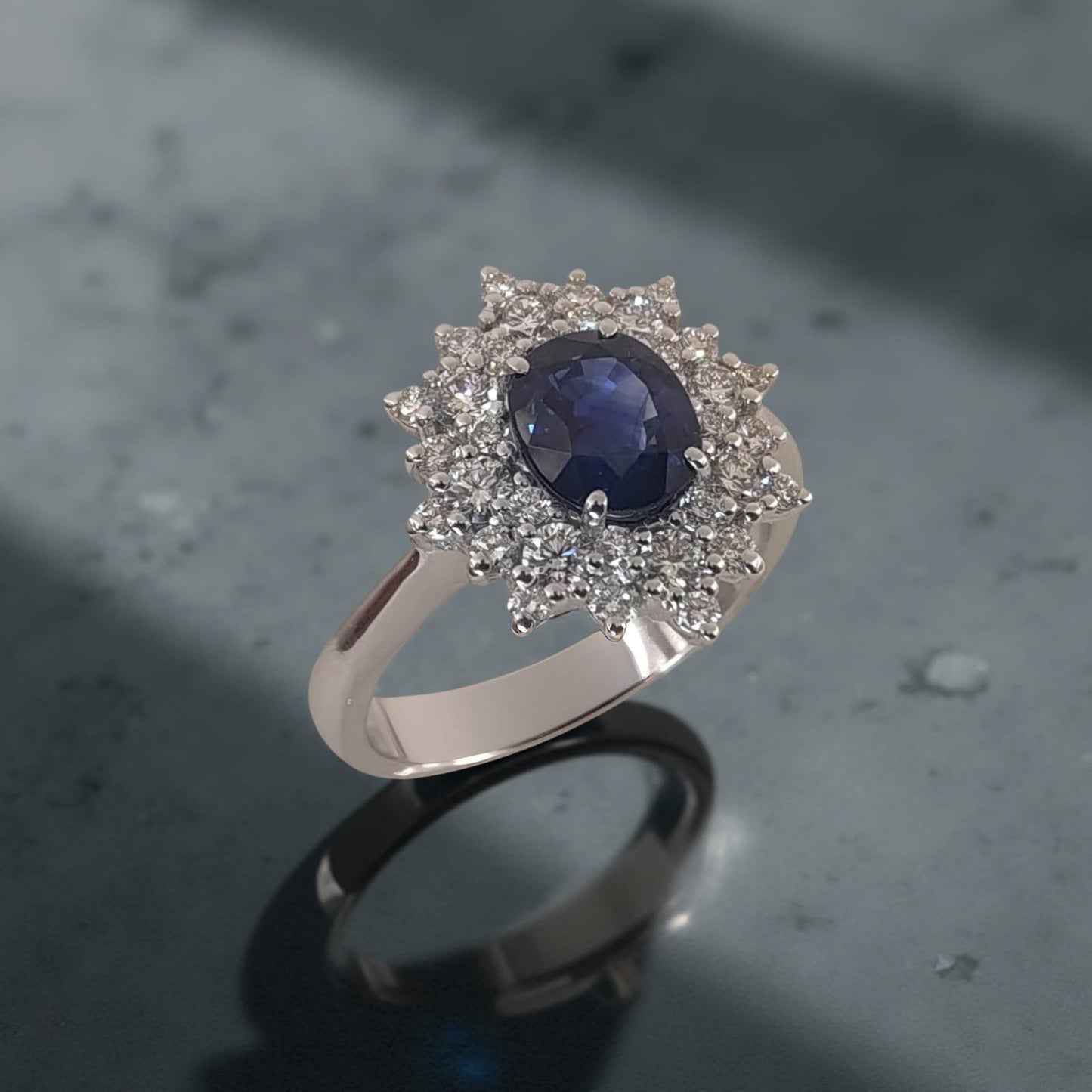 anello in oro bianco 18kt di meteore gioielli presenta con zaffiro blu "ceylon" dal taglio ovale di ct 1.75  diamanti naturali taglio brillante  di 0.75 ct.