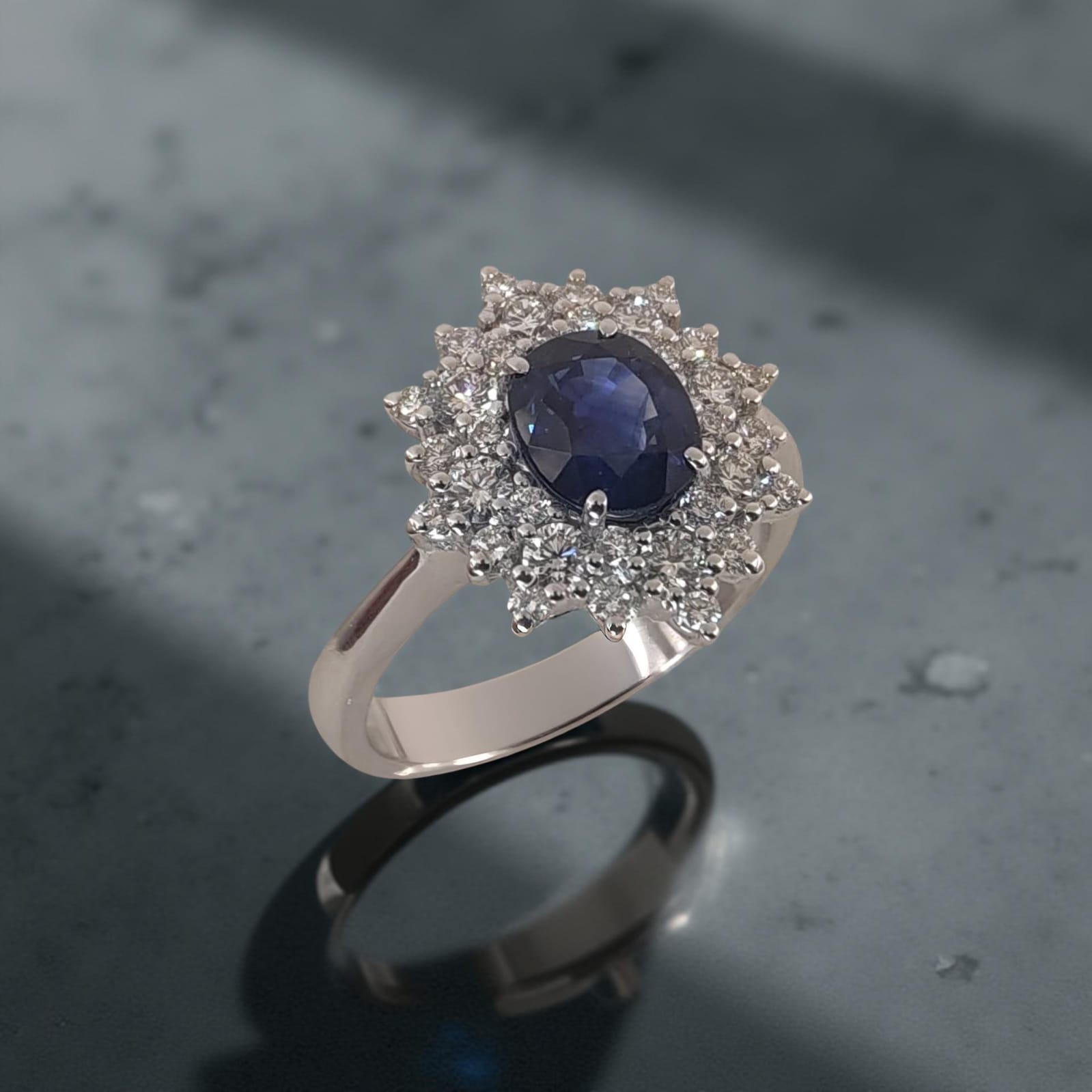 Anello in oro bianco 18kt di Meteore Gioielli presenta con Zaffiro blu "Ceylon" dal taglio ovale di ct 1.75  diamanti naturali taglio brillante  di 0.75 ct.