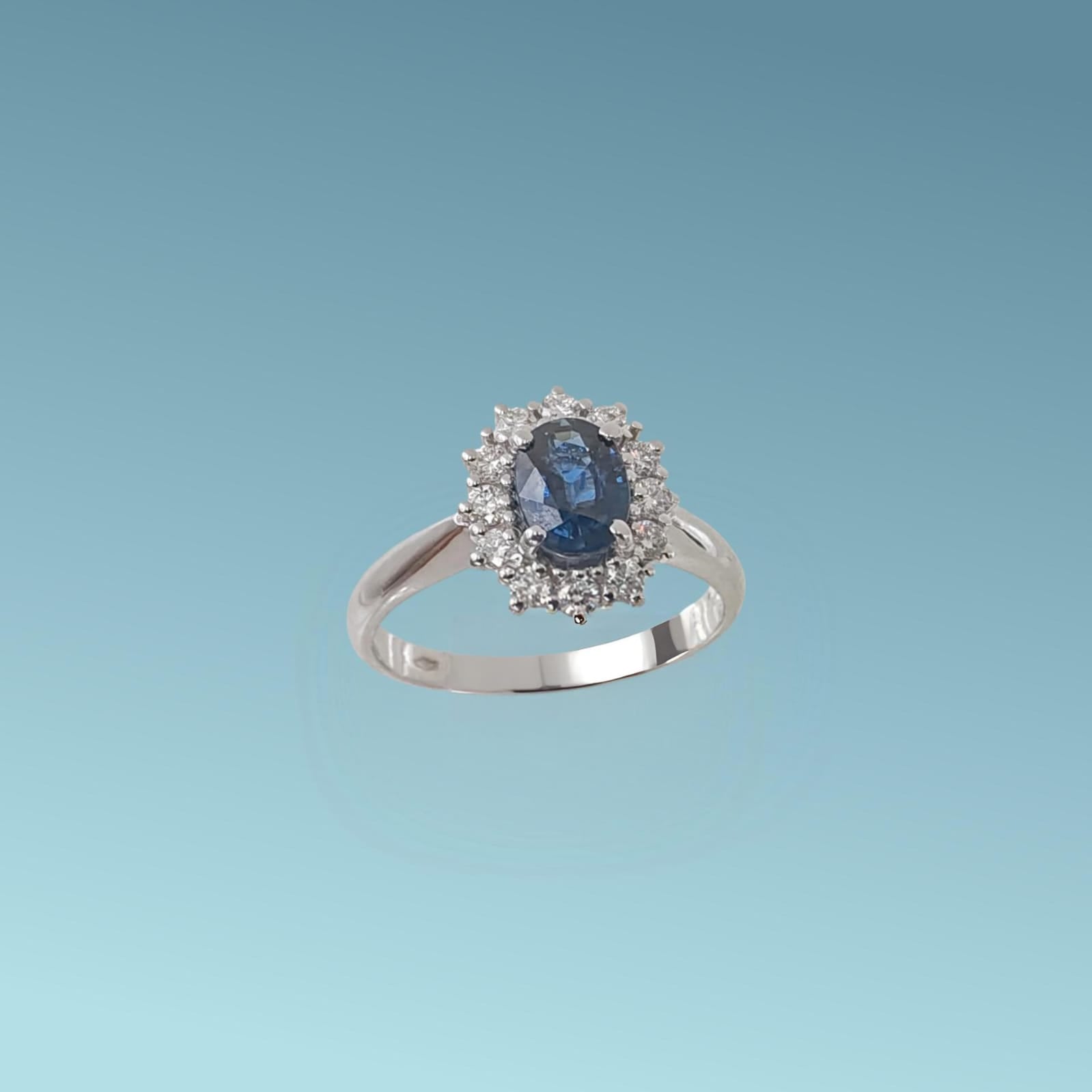 Anello in oro bianco 18kt di Meteore Gioielli con Zaffiro naturale ct 1.08 e contorno di diamanti naturali taglio brillante ct 0.27 G/VS