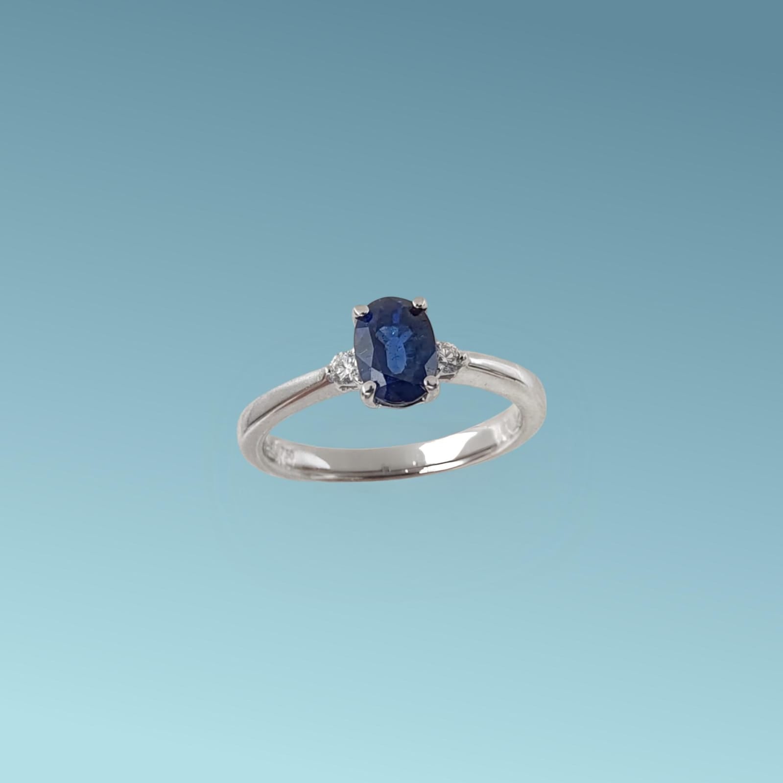 Anello in oro bianco 18kt di Meteore Gioielli con Zaffiro blu naturale taglio ovale carati 1.22 e diamanti 0.08 carati