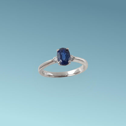 Anello in oro bianco 18kt di Meteore Gioielli con Zaffiro blu naturale taglio ovale carati 1.22 e diamanti 0.08 carati