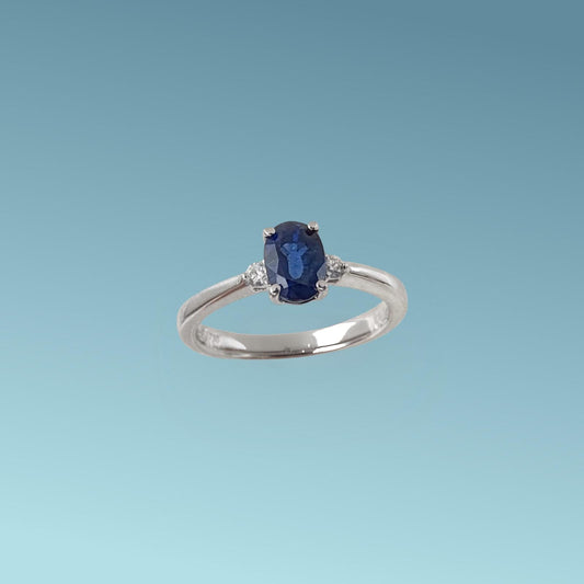 Anello in oro bianco 18kt di Meteore Gioielli con Zaffiro blu naturale taglio ovale carati 1.22 e diamanti 0.08 carati