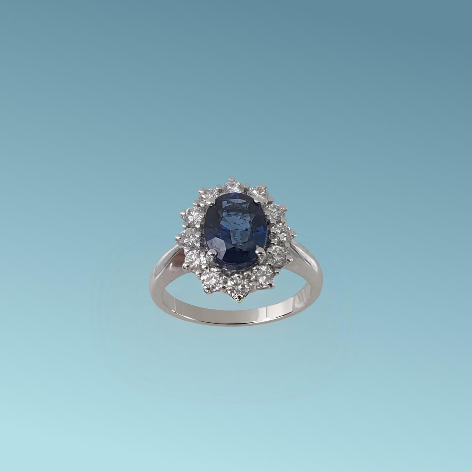 Anello in oro bianco 18kt di Meteore Gioielli con Zaffiro naturale ct 2.27 e contorno di diamanti naturali taglio brillante ct 0.66 G/VS