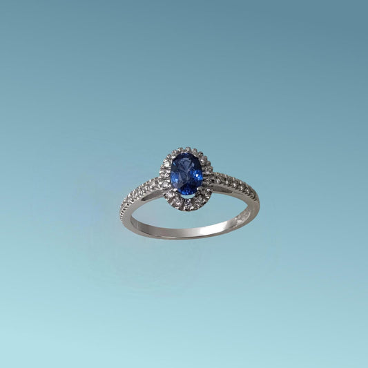 Anello in oro bianco 18kt di Meteore Gioielli con Zaffiro blu naturale taglio ovale ct 0.72 e una fila di diamanti naturali taglio brillante per un totale di 0.15 ct