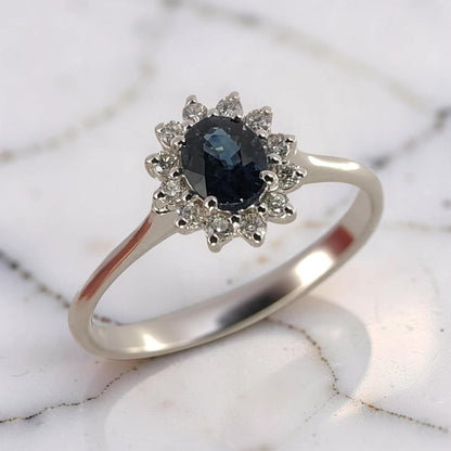 Anello in oro bianco 18kt con zaffiro naturale 0,41 ct e diamanti 0,10 ct G/VS1. Confezione regalo inclusa.