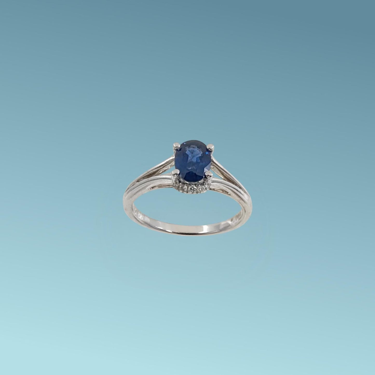 anello in oro bianco 18kt di meteore gioielli con zaffiro naturale taglio ovale ct 1.04 dal blu intenso incassato su un cestello impreziosito da 6 piccoli diamanti naturali taglio brillante, per un totale di 0.08 ct
