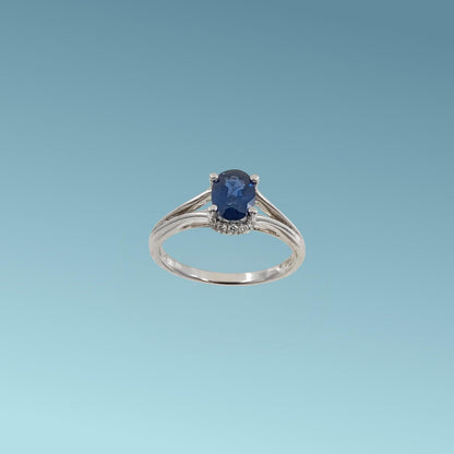 Anello in oro bianco 18kt di Meteore Gioielli con zaffiro naturale taglio ovale ct 1.04 dal blu intenso incassato su un cestello impreziosito da 6 piccoli diamanti naturali taglio brillante, per un totale di 0.08 ct