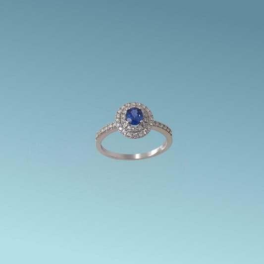 Anello in oro bianco 18kt con Zaffiro naturale taglio ovale di 0.52 ct e doppio giro di diamanti intorno alla pietra e sul gambo