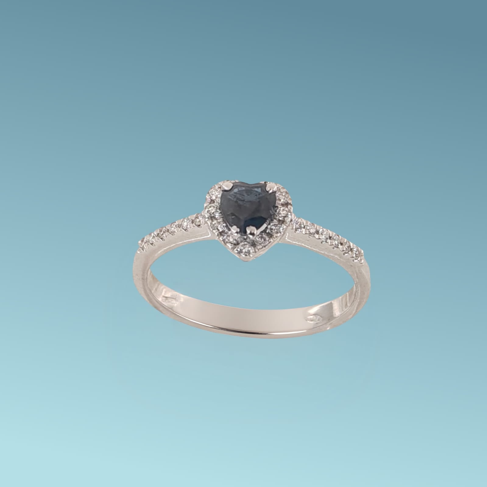 Anello in oro bianco 18kt di Meteore Gioielli con Zaffiro blu dal taglio a cuore di ct 0.41 e  diamanti naturali taglio brillante  per un totale di 0.31 ct. 